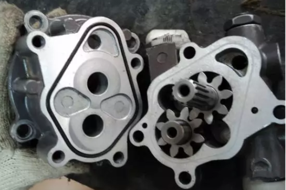 挖掘機先導泵壓力怎么調解？